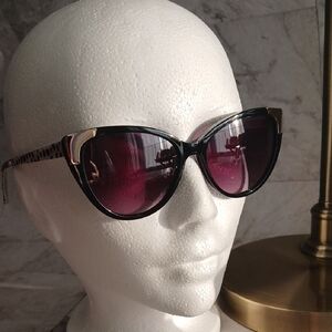 Women's Black Cat-Eye Sunglasses with Purple Gradient Lenses
